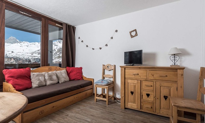 Le Lavachet Apartment | Comfortable studio near slopes & shops with balcony