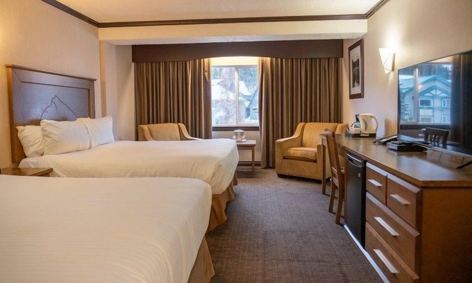 Banff Apartment | Comfortable Superior Room with Flat-Screen TV