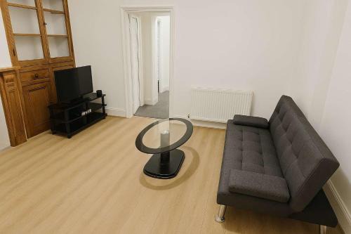 Hanham Apartment | Comfy 3-Bed Home in Redfield - Near City Centre