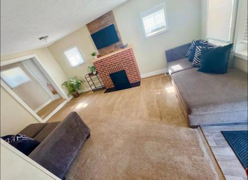 Akron House | Comfy 3 Bedroom entire home with cozy vibes