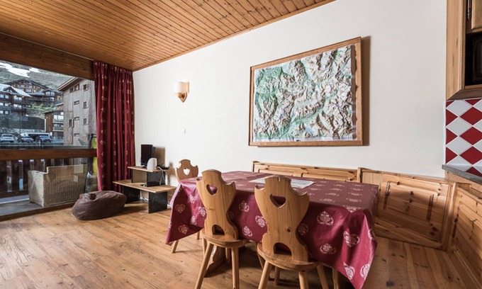 Les Almes Apartment | Comfy apt 6 ppl, close to slopes, balcony
