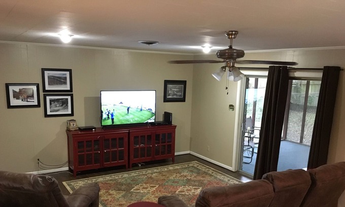 Monroe House | Comfy Home - Great for Long Term Stays