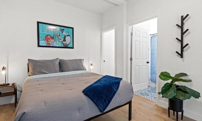 Ybor City Apartment | Comfy Studio Apartment in Tampa with Parking