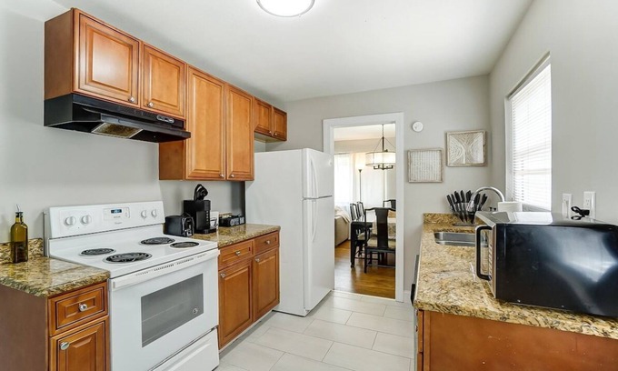 Enderly Park House | Comfy Uptown Cottage! King Bed in Enderly Park