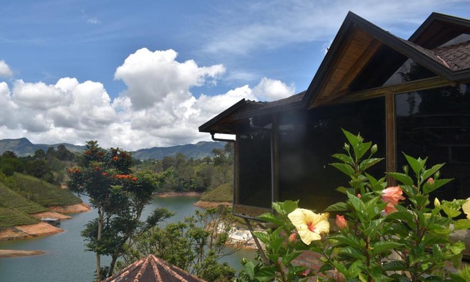 El Penol Villa | Complejo de Cabañas de Lujo Edén - Artesanos y Turistas