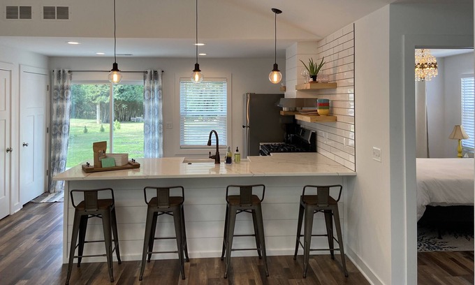 Williams Bay Cottage | Completely REBUILT 2 bed cozy cottage - walk to beach, restaurants and bars