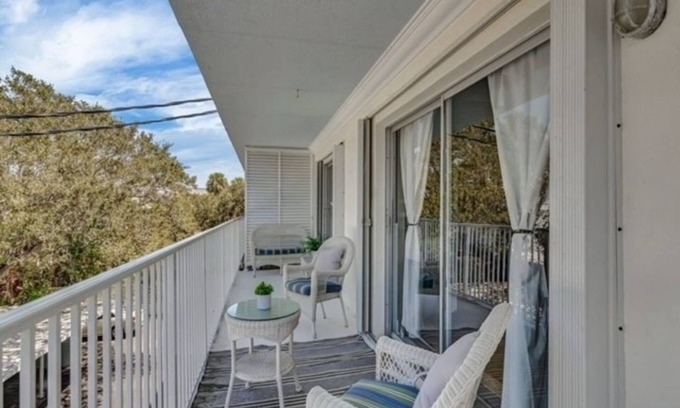 Central Beach Condo | Completely updated condo in perfect location 2 blocks to beach and Ocean Drive