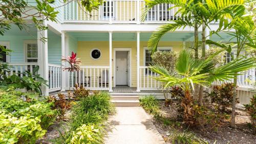 Truman Annex House | Conch Adventure by AvantStay Great Location w Patio Outdoor Dining and Shared Pool Week Long Stays