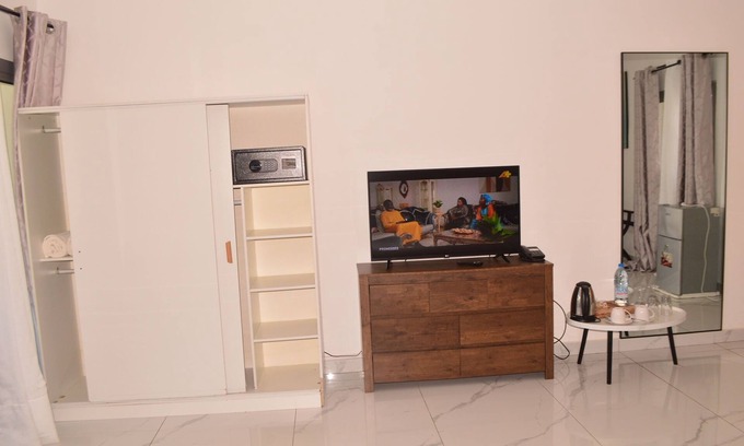 Kribi Hotel | Connect. 2BR/4P · Balcony · Beach · B’fast opt ·