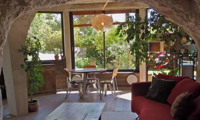 Saint-Etienne-de-Chigny House | contemporary cave house