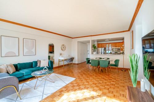 Upper West Side Apartment | Contemporary 2 Bed 2 Bath Apt Bright and Sunny