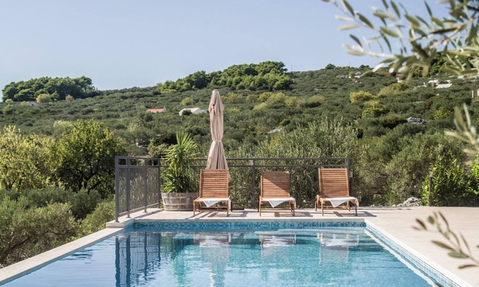 Sumartin House | Contemporary 4 bedrooms house, pool, spacious garden