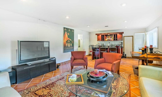 Silverton Apartment | Contemporary Cincinnati Apt with WiFi, Near Kenwood!