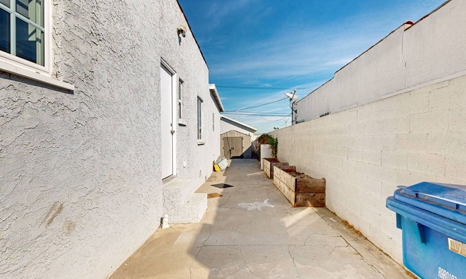 Park Mesa Heights House | Contemporary home in Hyde Park w/pvt bbq, beautiful yard - close to SoFi Stadium