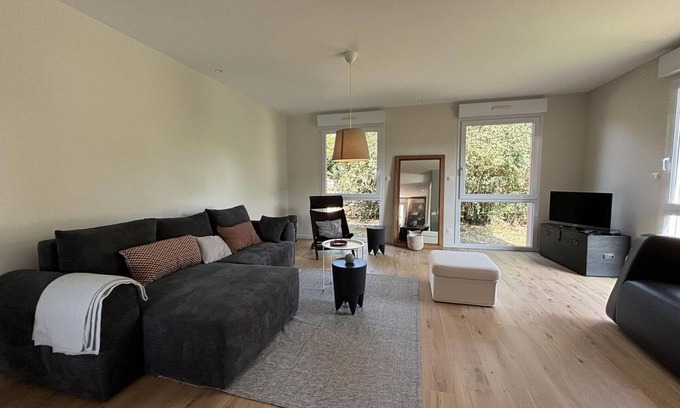 Ebreuil Cottage | Contemporary Lo dging in Ébreuil with Garden