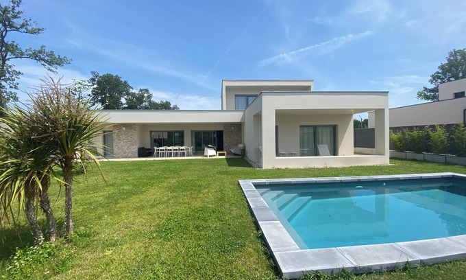 Montelimar Villa | Contemporary villa in Drôme Provençale with swimming pool close to amenities