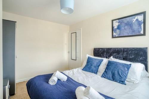 Pontlliw and Tircoed Apartment | Contractor Base - Smart TVs - Free Parking