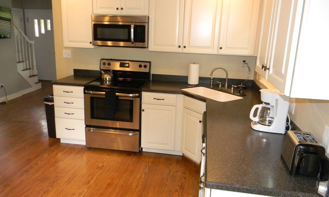 Middletown House | Convenient, Comfortable, Cute & Close to everything!