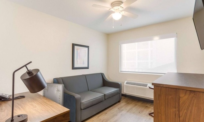 Merry Oaks House | Convenient Countryside Stay! FREE Onsite Parking, FREE Breakfast, Swimming Pool