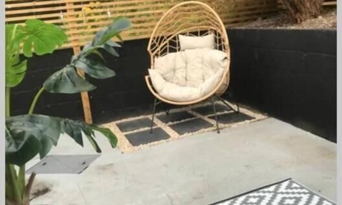 Carmarthen House | Convenient location overlooking the park.10 mins walk to town