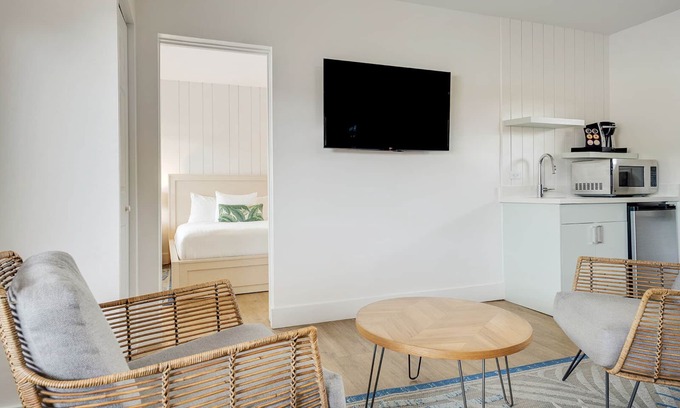 Islamorada Hotel | Convenient Stay in Florida! Free Parking, Free Breakfast, Pool, Pets Allowed