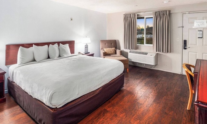 Renton Hotel | Convenient Stay w/Work Desk + Easy Access to Seattle and Major Highways