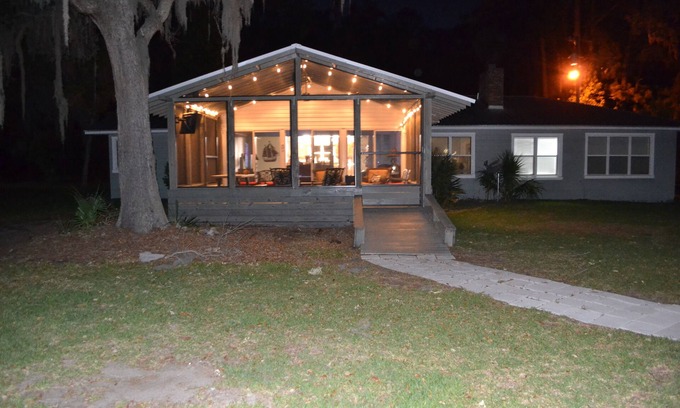 Midway House | Cool Decor @$225/nt! Oyster House Waterfront with Dock Near Savannah- Sleeps 8
