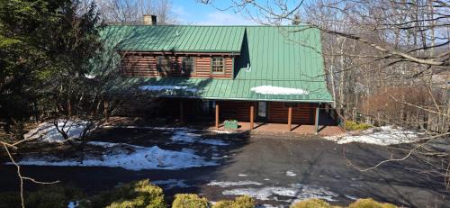 McHenry House | Coopers Run Five Bedroom Log Home with Hot Tub Pool Table and Views