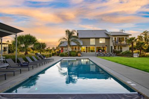 Sonoma House | Coplan Vineyards by AvantStay 10-Acre Estate w Pool Spa Bocce Designer Interiors