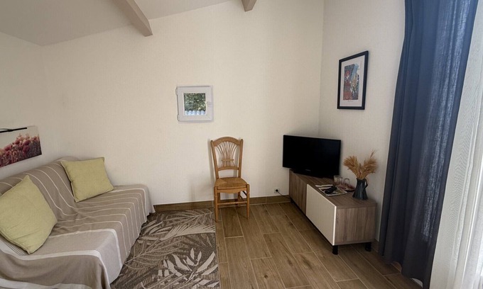 Nans-les-Pins Bed & Breakfast | 'Coquelicot' Guest Room with Mountain View, Wi-Fi and Air Conditioning
