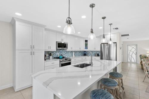 Caloosahatchee House | Coral Cove Cottage Centrally Located Waterfront