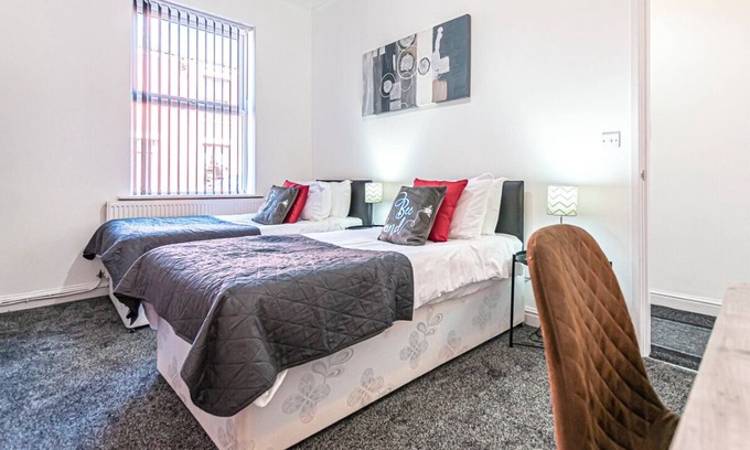 Leigh House | Cosy 3 Bedroom House in Leigh | Free WiFi & Parking | Long Stays Welcome