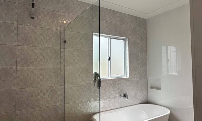 Clare House | Cosy and comfortable executive Unit with gorgeous views and close to town centre