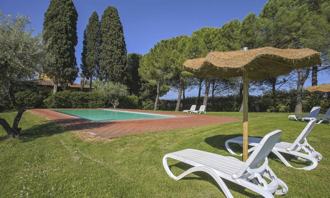 Tavarnelle Val di Pesa Apartment | Cosy apartment for 4 people with WIFI, pool, TV, patio, pets allowed and panoramic view