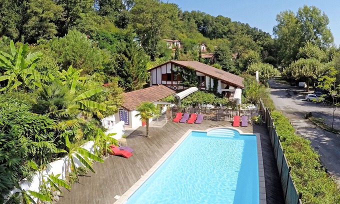 La Bastide-Clairence Apartment | Cosy apartment for 4 guests with WIFI, pool, TV, terrace and pets allowed