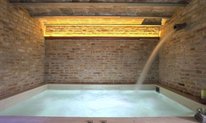 Pieve a Nievole Apartment | Cosy apartment for 4 guests with WIFI, hot tub, pool, TV, patio and pets allowed