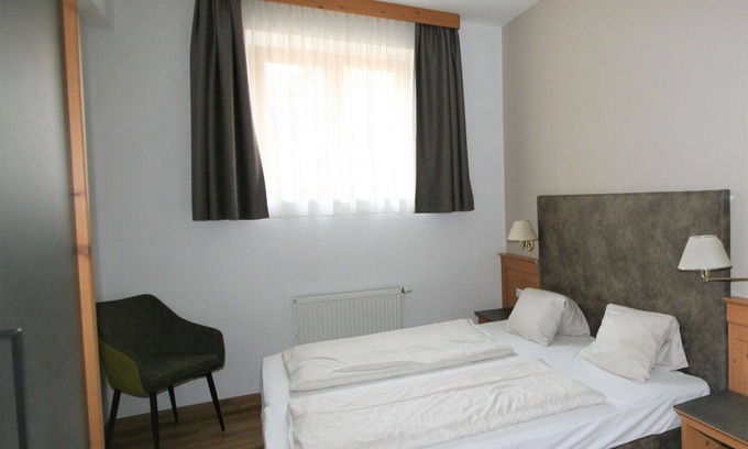 Stumm Apartment | Cosy apartment for 12 people with WIFI, pool, TV, terrace and pets allowed