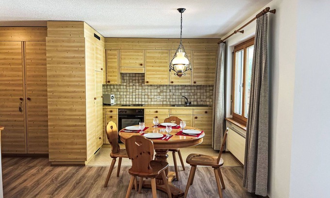 Grisons Apartment | Cosy apartment for 2 people with WIFI, pool, TV, balcony, pets allowed and panoramic view