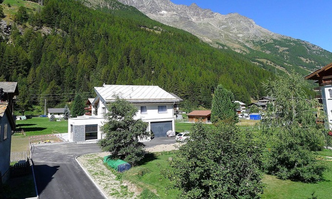 Saas-Balen Apartment | Cosy apartment for 4 people with WIFI, TV, balcony, pets allowed and parking