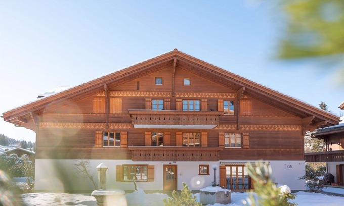 Saanenmoeser Apartment | Cosy apartment for 4 people with WIFI, TV, balcony and pets allowed