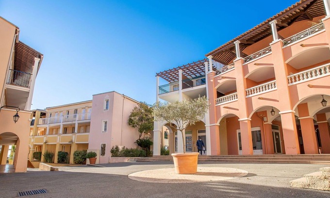 Le Dramont Apartment | Cosy apartment for 4 people with pool, WIFI, TV, terrace and pets allowed