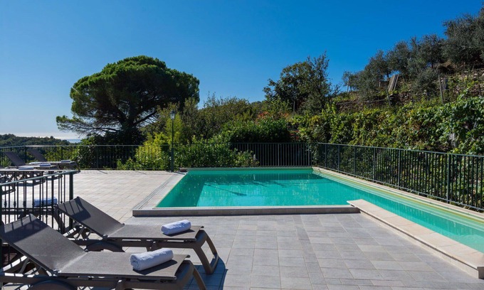 Valloria Apartment | Cosy apartment for 4 people with WIFI, hot tub, pool, TV and patio