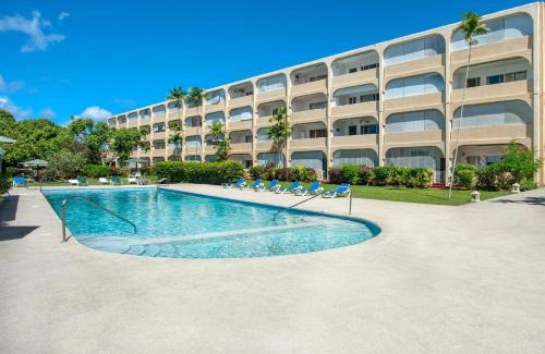 Sunset Crest Apartment | Cosy apartment with pool and garden view