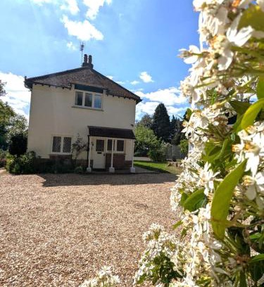 Ford House | Cosy Cottage with Large Garden I Semi Rural Retreat! Nearby Countryside, Beaches & Goodwood - Chichester Holiday Properties