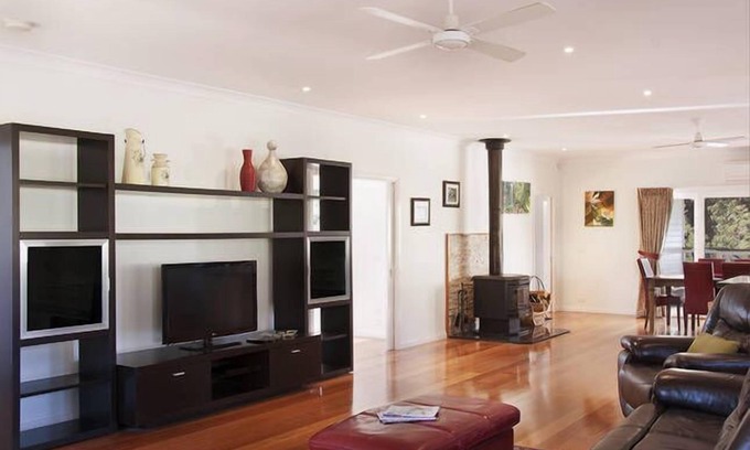 Marysville House | Cosy country cottage, sleeps 8, minutes to town, wood heater.