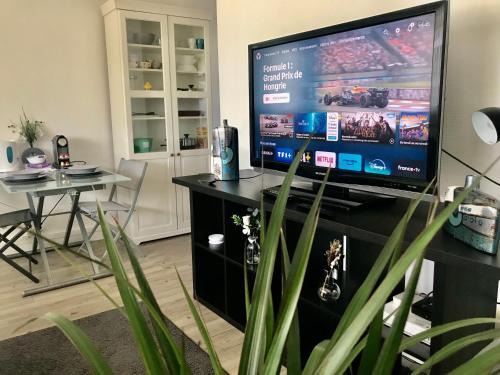 Le Pecq Apartment | Cosy et lumineux face Seine river - 20 min Paris