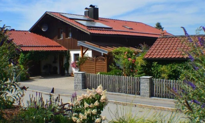Gotteszell Apartment | Cosy holiday flat in Weiherhäuser with garden and terrace