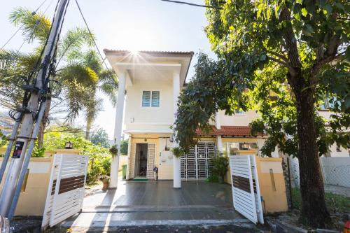 Bayan Lepas House | Cosy HomeStay at Penang Island -Beach and Village