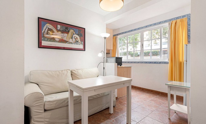 Pedregalejo Playa Apartment | Cosy Studio Apartment in Málaga close to the Beach with Wi-Fi