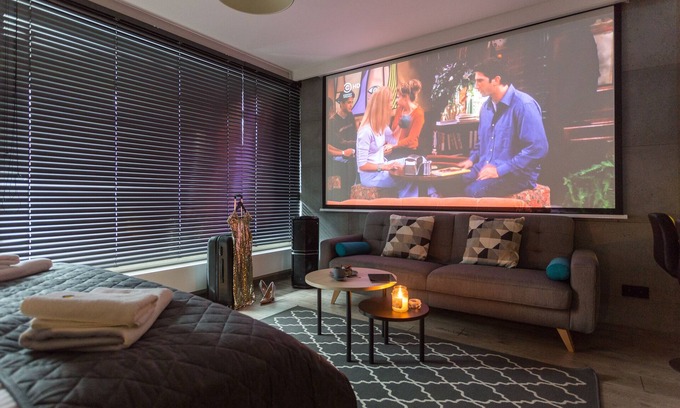 Wesola Apartment | Cosy Studio Apt with AirCon and Balcony. Projector with huge screen.City Center